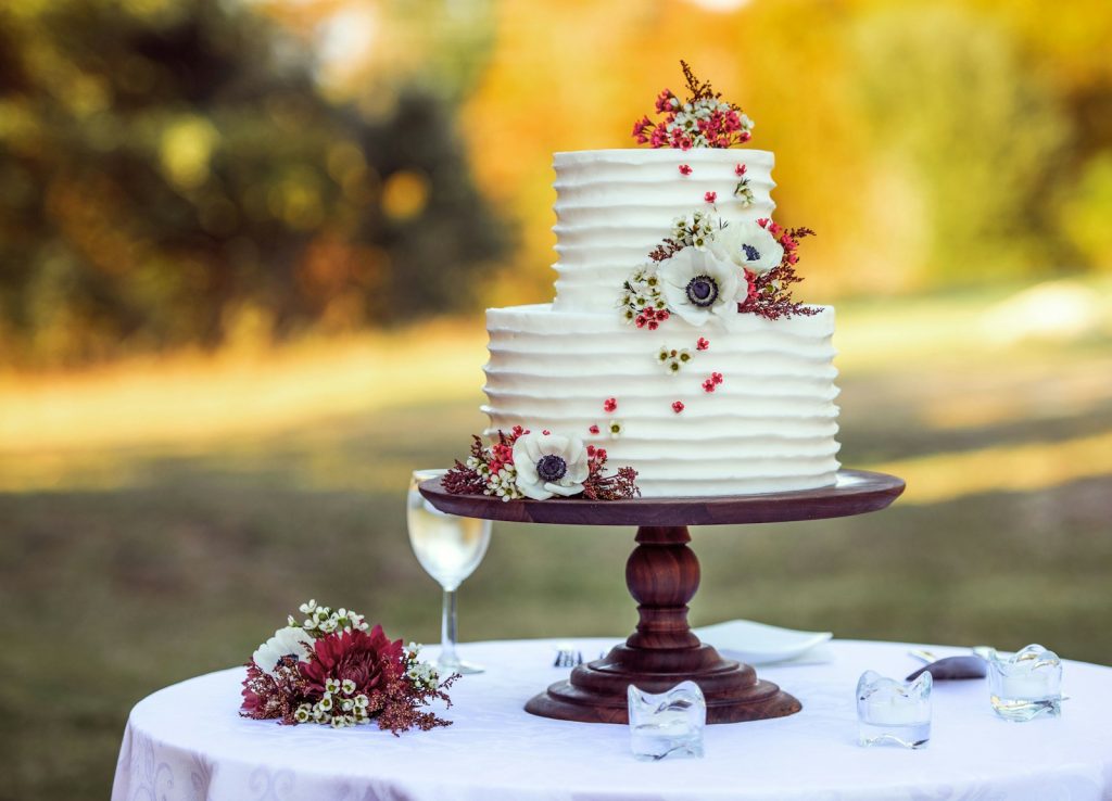 white and red wedding cake trends