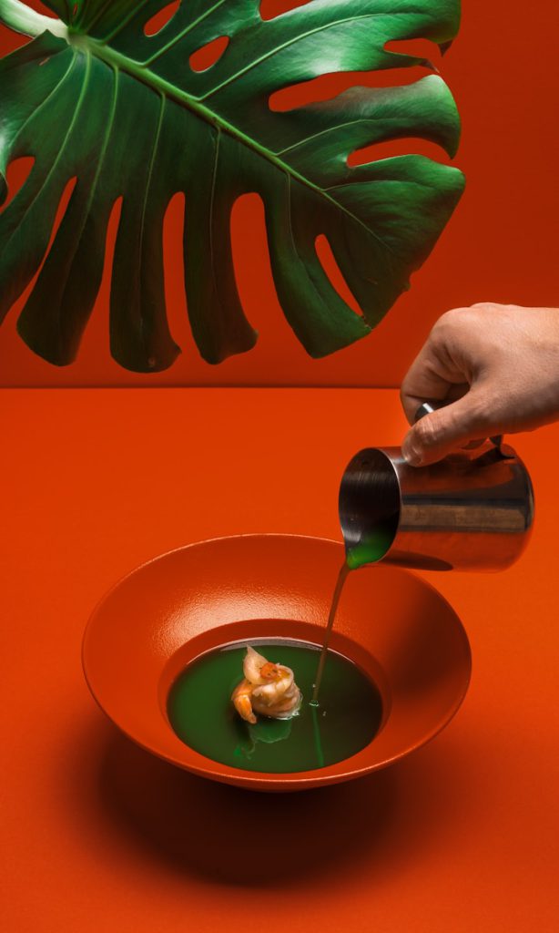 creative use of sauce in plating food